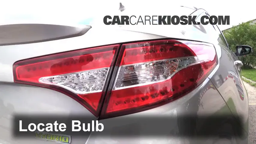2012 Kia Optima Hybrid 2.4L 4 Cyl. Éclairage Feux de marche arrière (remplacer une ampoule)